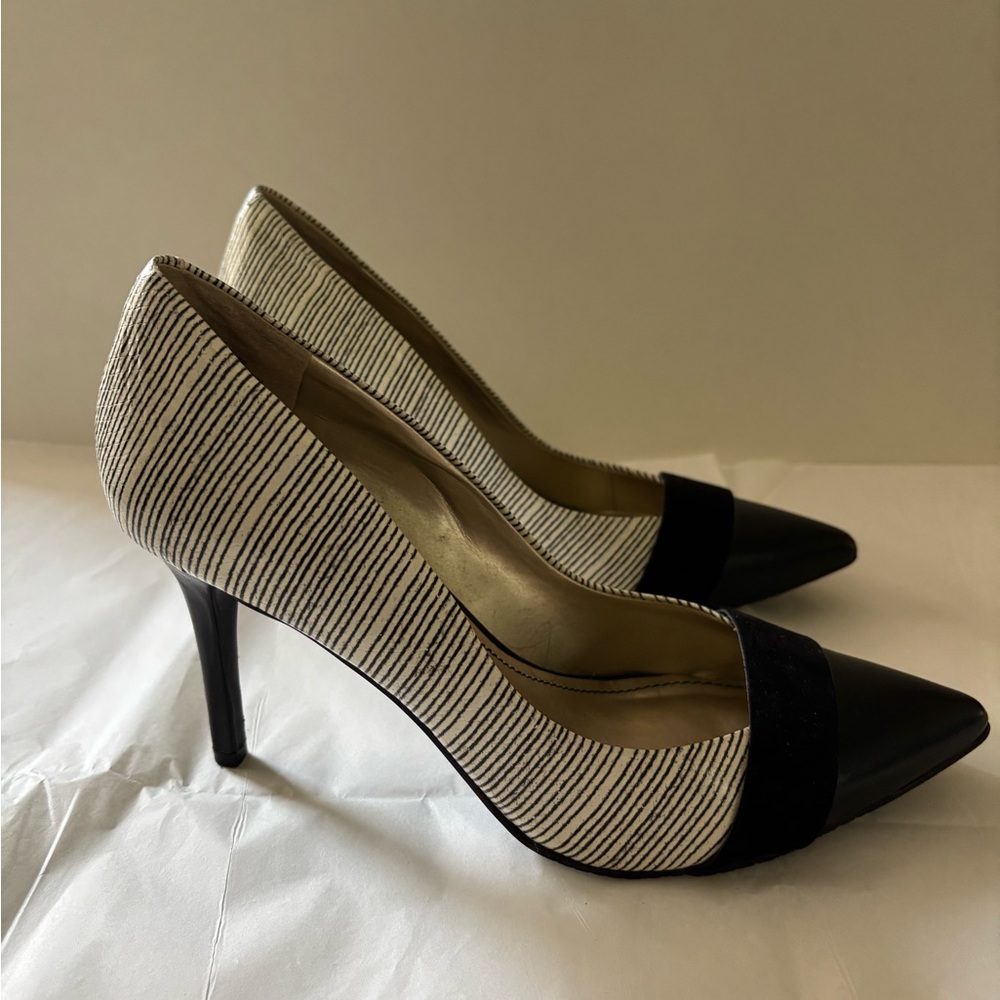 AUDREY BROOKE black and white striped Abbie leather heel. Size is 8.5 M - Picture 3 of 8